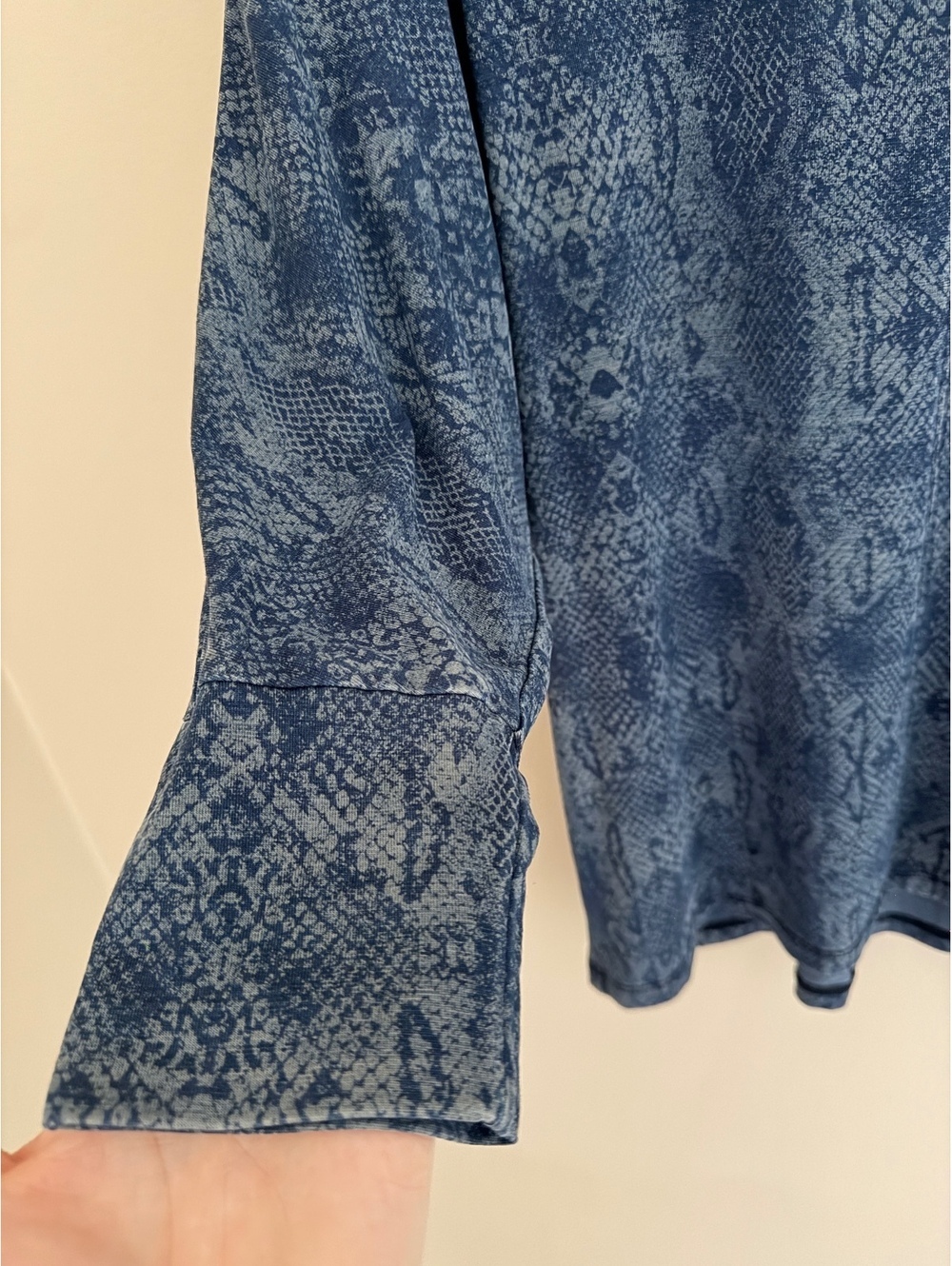 S/M dolman sleeves WHBM blue snake skin top - Picture 4 of 6